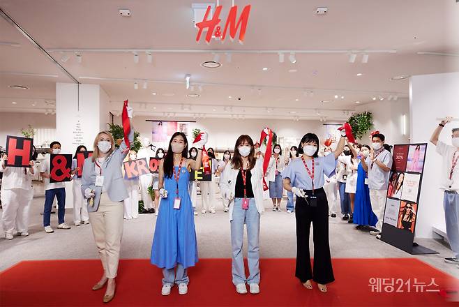 사진 : H&M 마리오몰점 오픈을 축하하는 리본컷팅을 하고 있다. (사진제공 : H&M)