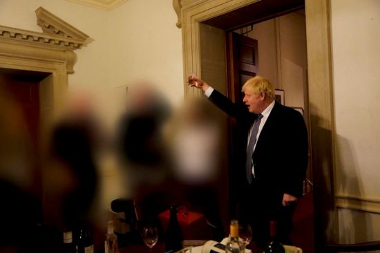 코로나19 봉쇄 중 파티 참석한 보리스 존슨 영국 총리. 사진은 2020년 11월 13일 런던 다우닝가 10번지 총리실. [이미지출처=연합뉴스]