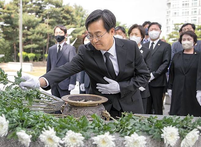 더불어민주당 김동연(65) 경기도지사 당선인이 2일 오전 경기도 수원시 팔달구 수원현충탑을 참배하고 있다. 김 당선인은 6·1 지방선거 최대 격전지인 경기도에서 8913표(0.15%포인트) 차로 ‘대역전극’을 이뤄냈다. 김 당선인은 “민주당이 개혁과 혁신을 하는 데 직접 참여해 역할을 하겠다”고 말했다. /연합뉴스
