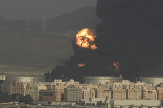 지난 3월 25일 사우디아라비아 제다의 아람코 석유저장시설에 연기와 불길이 치솟고 있다. 이 화재는 예멘 반군의 공격으로 발생했다. 사진=뉴시스