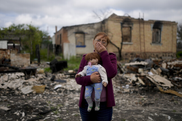 5월31일 키이우 외곽 포타슈니야에서 러시아군 공격으로 파괴된 집의 잔해에서 한 여성이 손녀딸의 인형을 안고 울고 있다. 그는 피난을 갔다가 돌아와 집이 폐허가 된 것을 발견했다. 포타슈니아/AP 연합뉴스