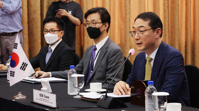 김건 외교부 한반도평화교섭본부장(오른쪽)이 3일 오전 정부서울청사에서 열린 한-미-일 북핵 수석대표 협의에서 발언을 하고 있다. 사진공동취재단 연합뉴스