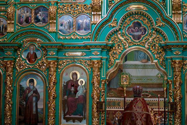 우크라이나 수도 키이우의 페체르스크 라브라 내 수도원 외벽이 화려한 장식과 성상화로 꾸며져 있다. 키이우=AP 연합뉴스