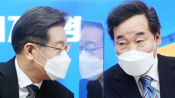 대선 국면이던 지난 2월 이재명 당시 민주당 대선 후보(왼쪽)와 이낙연 총괄선대위원장이 당사에서 회의중 이야기를 나누고 있다. 김상선 기자