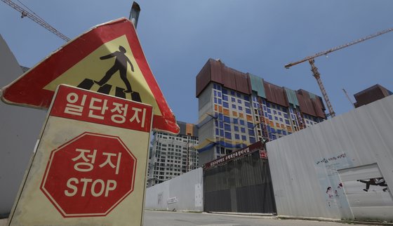 서울 강동구 둔촌주공 재건축 단지가 50일째 공사가 중단된 채 방치되고 있다. ［뉴스1］