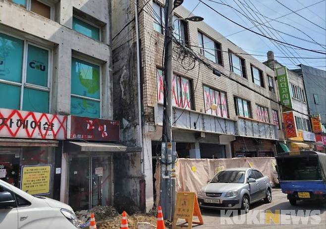 서울 동작구 본동 402-1번지 일대에서 추진 중인 한강지역주택조합 사업. 건물 곳곳에 적힌 ‘철거예정 표시’가 눈에 띈다.&nbsp; &nbsp;사진=조현지 기자