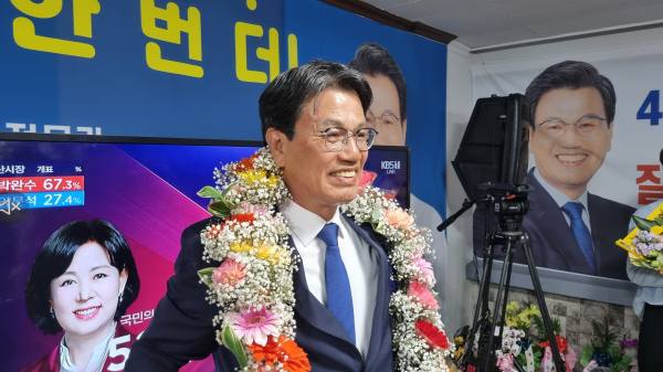 김돈곤 청양군수 후보 당선인사 모습.