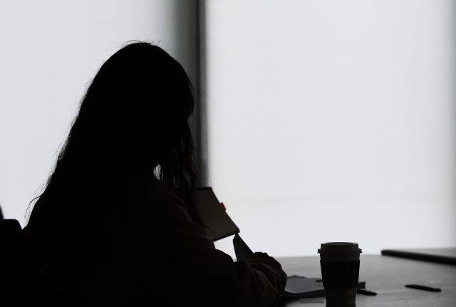 이지윤(가명)씨가 지난 2일 서울 여의도 국민일보 본사 이슈&탐사팀 사무실에서 트라우마 치료를 위해 심리상담을 받다가 겪은 일을 취재진에 설명하고 있다. 김지훈 기자