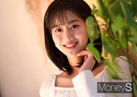 이나은이 나무엑터스와 전속계약을 맺었다. 사진은 2019년 12월 서울 성동구 성수동 한 카페에서 진행된 라운드 인터뷰에 앞서 포즈를 취한 이나은. /사진=장동규 기자