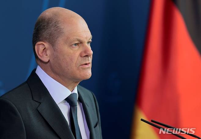 [베를린=AP/뉴시스] 올라프 숄츠 독일 총리가 3일(현지시간) 독일 베를린에서 기자회견하고 있다. 숄츠 총리는 우크라이나 부차 등 키이우 지역에서 민간인 시신 410구가 발견된 것에 대해 "시민을 학살한 것은 명백한 범죄"라며 "러시아군이 자행한 범죄를 조사해야 한다"라고 밝혔다. 2022.04.04.