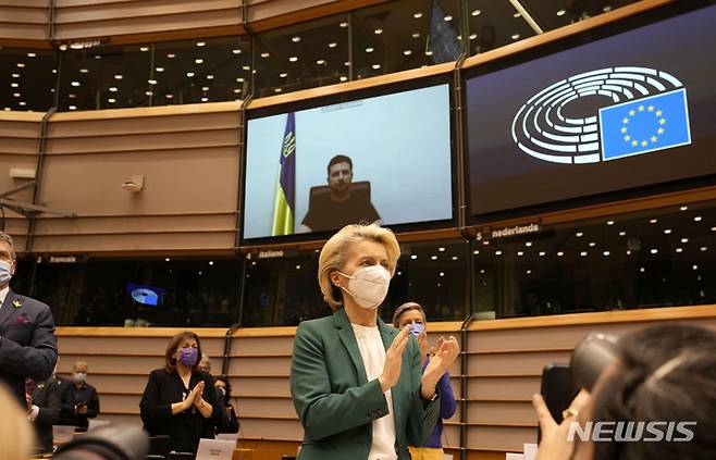[브뤼셀(벨기에)=AP/뉴시스] 우르줄라 폰 데어라이엔 EU집행위원장이 1일(현지시간) 벨기에 브뤼셀 유럽의회에서 열린 회의에서 볼로디미르 젤렌스키 우크라이나 대통령의 화상 연설에 기립박수를 보내고 있다. 2022.03.02.