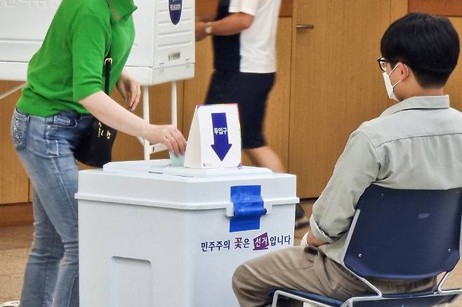 제8회 전국동시지방선거가 진행 중인 지난 1일 유권자가 투표하고 있다. 송호재 기자