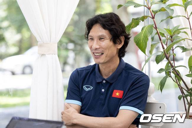 [OSEN=타슈켄트(우즈베키스탄), 조은정 기자]&nbsp;지난 30일 오후(한국시간) 우즈베키스탄 타슈켄트에서 베트남 U23 남자 축구대표팀 공오균 감독이 OSEN과 인터뷰를 하고 있다. 박항서 감독에 이어 베트남 U23 사령탑으로 선임된 공오균 감독은 ‘아시아축구연맹(AFC) U-23 아시안컵’을 통해 베트남 U-23 대표팀 감독 데뷔전을 치른다. 2022.06.02 /cej@osen.co.kr