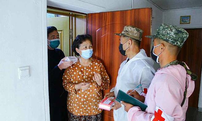지난 1일 의약품 공급을 위해 수도의 약국들에 투입된 인민군들이 사람들에게 약을 전달하고 있는 모습. 뉴스1