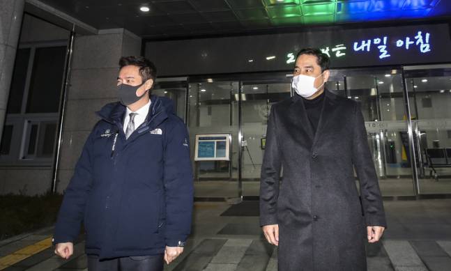 이준석 국민의힘 대표가 과거 벤처 기업 대표로부터 성 접대를 받았다는 의혹을 제기한 유튜브 채널 가로세로연구소(가세연) 소장인 강용석 변호사(오른쪽)와 대표인 김세의 전 MBC 기자가 지난 1월25일 오후 서울 마포구 서울경찰청 반부패·공공범죄수사대에서 고발인 조사를 마친 뒤 나오고 있다. 뉴시스