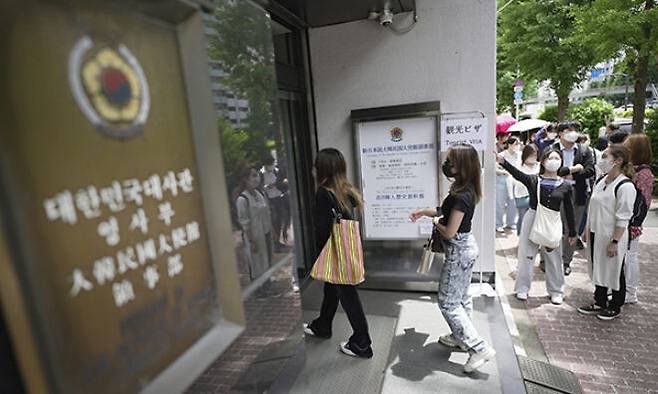 일본 시민들이 1일 대한민국 여행비자 발급을 위해 도쿄 미나토구에 위치한 한국 영사관 앞에 줄을 서서 입장을 기다리고 있다. 도쿄=AP연합뉴스