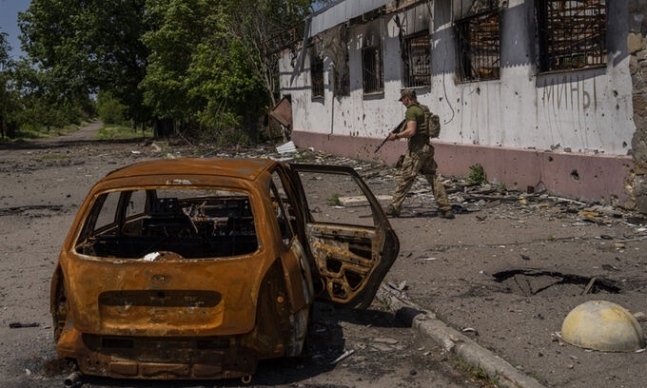 2일(현지시간) 우크라이나 동부 도네츠크주 최전방 인근 마을에서 우크라이나 군인이 순찰하고 있다. AP뉴시스