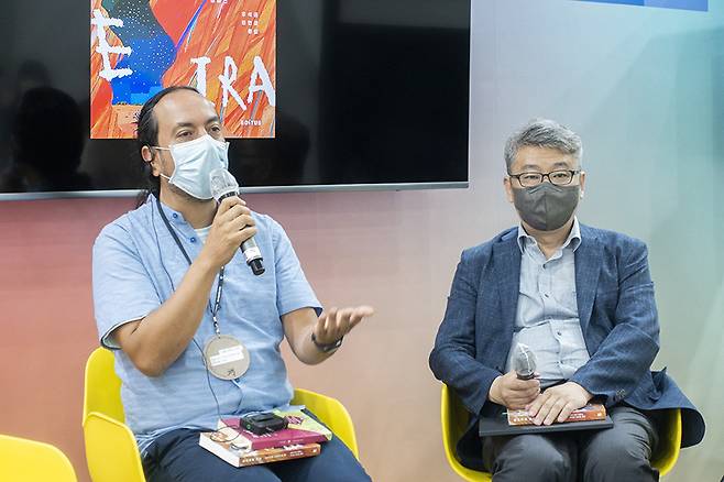 ‘아르카와 이라’의 작가 미겔 로차 비바스(왼쪽)와 번역자 우석균 서울대 교수가 3일 서울 강남구 코엑스에서 열린 2022 서울국제도서전에서 책에 대해 이야기를 나누고 있다. 류재민 기자