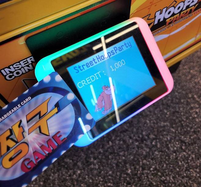 점수보상형 게임기에 카드를 태그하는 모습 [촬영 김주환]