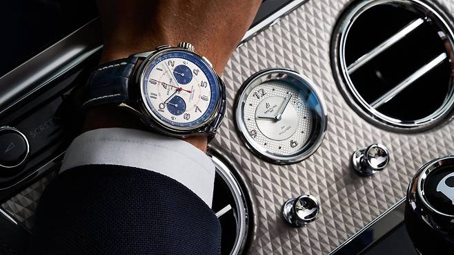 벤틀리에는 대시보드에 수백~수천만원에 이르는 럭셔리 브랜드 시계 브라이틀링이 장착된 모델도 있다. /책만
