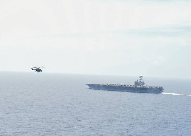 지난 2일 2해군 환태평양훈련전단장인 안상민 준장이 탑승한 미국 해상작전헬기(MH-60)가 미 항모 로널드레이건함(Ronald Reagan)으로 이동하고 있다. /합동참모본부