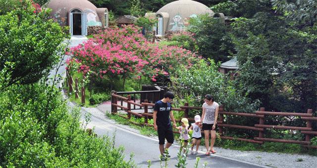 산림청이 운영하는 경북 영양군 국립검마산자연휴양림 숲길을 한 가족이 호젓하게 걸으며 휴식을 취하고 있다. 산림청 제공