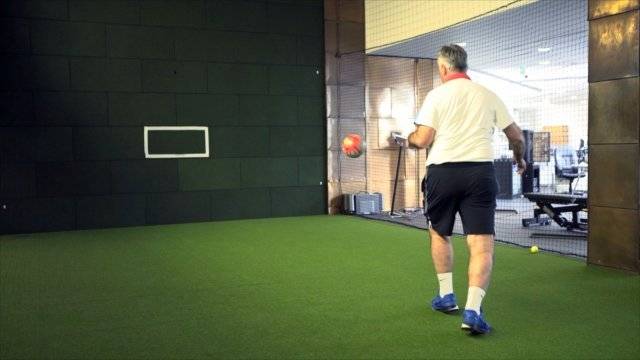 거스 히딩크 감독이 2016년 잉글랜드 프리미어리그 첼시 사령탑 시절  벽을 향해 공을 차고 있다. 첼시TV화면 캡처