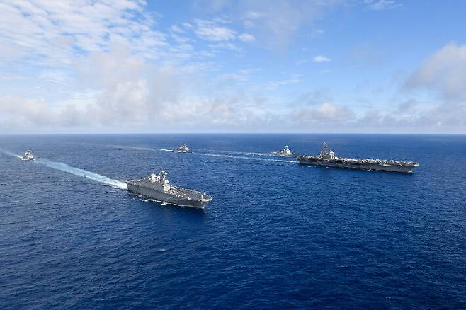한-미 항모강습단 연합훈련 마지막날인 4일 한국과 미국 군함들이 대열을 형성하여 항진하고 있다. 합참 제공