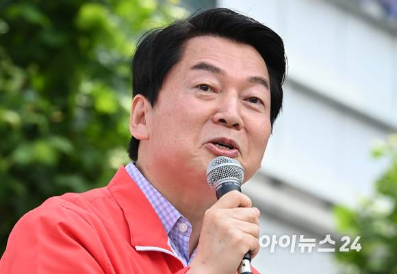 안철수 국민의힘 경기 성남분당갑 국회의원 후보가 5월 31일 경기도 성남시 분당구 야탑역 앞에서 열린 국민의힘 중앙선대위 경기도 총집결 필승 유세에서 발언을 하고 있다. [사진=김성진 기자]