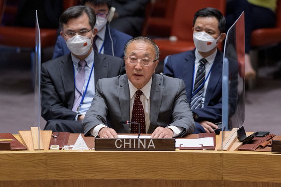 장쥔 유엔 주재 중국 대사가 지난달 26일(현지시간) 북한의 ICBM 발사에 대한 안전보장이사회의 신규 대북 제재 채택에 거부권을 행사하며 발언하고 있다. 사진 중국 유엔 대표부