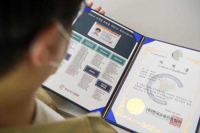 이슈&탐사팀 박장군 기자가 한 민간자격 발급업체에서 2시간 만에 딴 심리상담사 1급 자격증을 펼쳐 보고 있다. 엉터리 심리상담사가 쏟아지는 배경에는 그럴싸한 자격증을 쉽게 내주는 민간자격시장이 있다. 이한형 기자