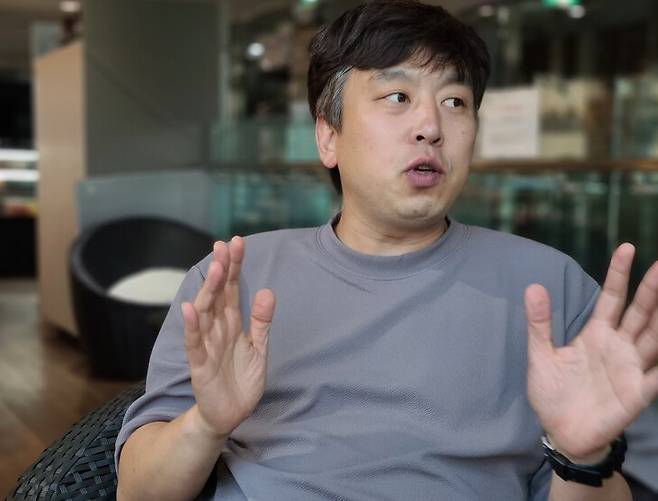 ▲김완 한겨레 기자가 지난달 27일 서울 상암동의 한 커피숍에서 미디어오늘과 만나 '사이버 지옥: N번방을 무너뜨려라' 제작 과정에 대해 인터뷰하고 있다. 사진=김예리 기자