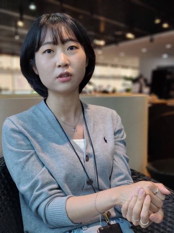 ▲오연서 한겨레 기자가 지난달 27일 서울 상암동의 한 커피숍에서 미디어오늘과 만나 '사이버 지옥: N번방을 무너뜨려라' 제작 과정에 대해 인터뷰하고 있다. 사진=김예리 기자
