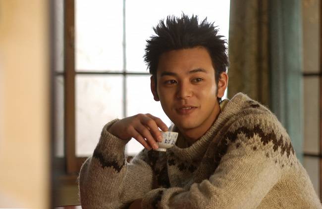 잘생기고 쾌활한 쓰네오는 이성에게서나 동성에게서나 인기가 많다.<사진 제공=엔케이컨텐츠>