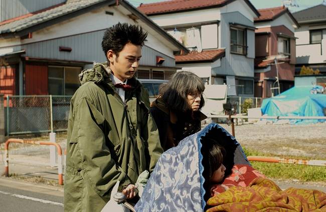 조제가 탄 유모차는 어느 날 쓰네오 앞으로 데굴데굴 굴러온다.<사진 제공=엔케이컨텐츠>