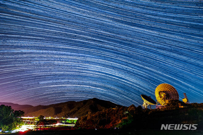 [보은=뉴시스] 정병혁 기자 = 5월 27일 충북 보은군 밤 하늘에 별들이 궤적을 그리며 일주운동을 하고 있다. (렌즈 16mm, F/2.8, 셔터속도 13초, 인터벌 촬영 후 660장 합성) 2022.06.04. jhope@newsis.com