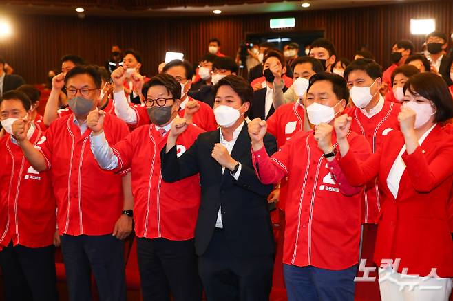 국민의힘 이준석 상임선거대책위원장, 권성동 공동선거대책위원장 등 지도부가 지난 1일 서울 여의도 국회도서관 대강당에 마련된 제8회 전국동시지방선거 및 6·1재보궐선거 개표상황실에서 방송사 출구조사 결과가 발표되자 환호하고 있다. 윤창원 기자