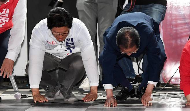 지난 2018년 6월 6.13지방선거를 하루 앞두고 김문수 서울시장 후보가 지지를 호소하며 큰절 하고 있다. 황진환 기자