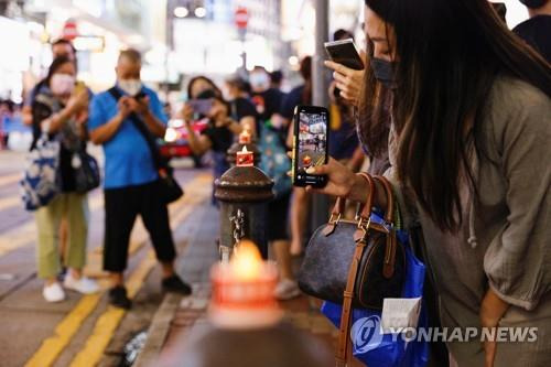 빅토리아파크 인근 도로 경계석에 놓인 LED 촛불 [로이터=연합뉴스]