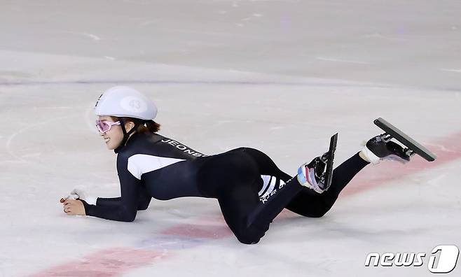 5일 서울 양천구 목동아이스링크에서 열린 '스케이팅 올스타 2022' 노아름이 1500m 꼬리잡기 이벤트에서 댄스를 추고 있다. 2022.6.5/뉴스1 © News1 김진환 기자