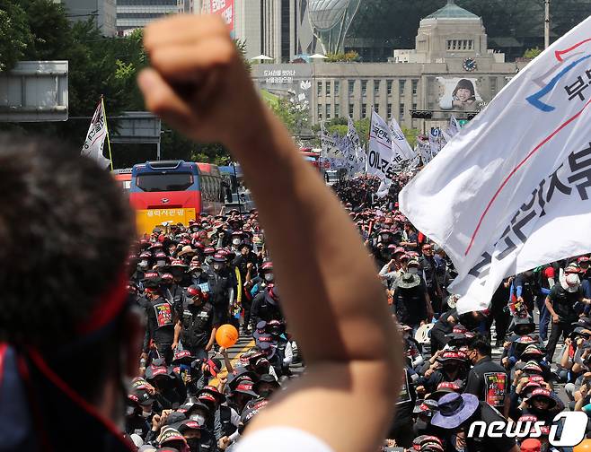 민주노총 전국공공운수노동조합 화물연대본부가 28일 오후 서울 숭례문 앞에서 열린 총파업 결의대회에서 구호를 외치고 있다. 2022.5.28/뉴스1 © News1 이동해 기자