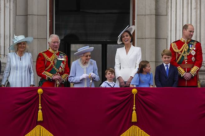 엘리자베스 2세 영국 여왕의 즉위 70주년 기념행사 ‘플래티넘 주빌리’가 시작된 2일 런던 버킹엄궁 발코니에서 여왕과 직계 가족들이 행사를 지켜보며 웃고 있다. 오른쪽부터 왕위 계승 2순위인 윌리엄 왕세손, 왕세손의 장남 조지 왕자, 왕세손의 장녀 샬럿 공주, 케이트 미들턴 왕세손빈, 왕세손의 차남 루이스 왕자, 여왕, 왕위 계승 1순위 찰스 왕세자, 커밀라 왕세자빈. 런던=AP 뉴시스