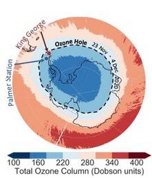 칠레, 스페인, 일본, 독일 등 4개국 공동연구팀이 지난 2020년 11월 24일부터 12월 4일까지 관측한 남극 상공의 오존층 모습이다. 검은색 점선 안이 오존층 구멍이다. 연구팀은 오존층이 회복세를 보이고는 있지만 지난해 12월 남극 대륙의 자외선 지수가 역대 최고치인 14.8에 근접한 14.2로 나타났다며, 여전히 변동성이 큰 상황이라고 전했다. 사이언티픽리포트 제공