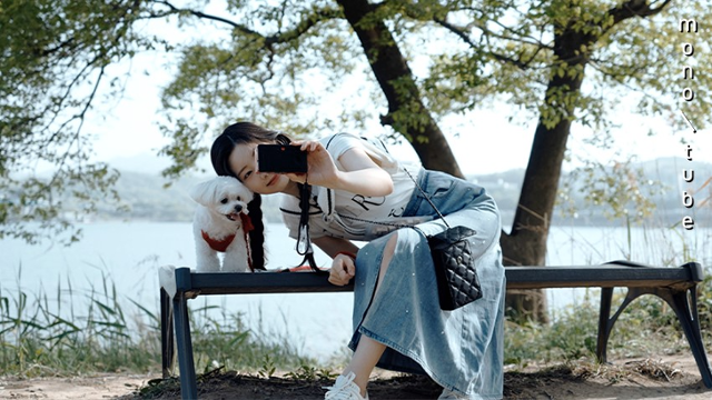 다현이 하얀색 상의와 긴 청치마로 센스를 자랑했다. 모노튜브 제공