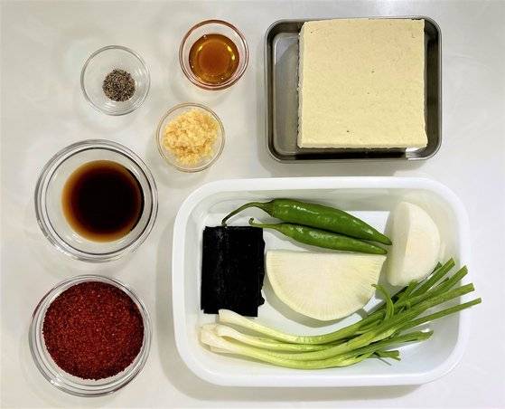두부두루치기에 필요한 재료. 사진 이정웅
