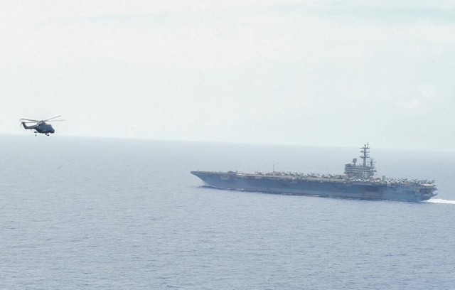 지난 2일 대한민국 해군 환태평양훈련전단장 안상민 준장이 미국 해상작전헬기(MH-60)를 이용해 미국 항모 로널드레이건함으로 이동하는 모습. 합동참모본부 제공