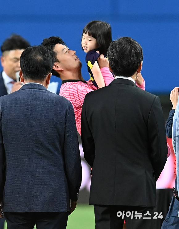 6일 오후 대전월드컵경기장에서 열린 대한민국과 칠레의 친선경기에서 대한민국이 2-0 승리를 거뒀다. 센추리 클럽(A매치 100경기 출전)에 가입한 손흥민이 조카들과 기념촬영을 하고 있다. [사진=김성진 기자]