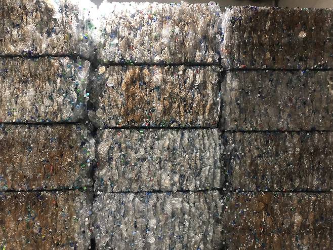 서울 강북재활용선별장에서 압축시설을 거쳐 부피가 줄어든 투명페트병들이 쌓여있다. 사진 녹색연합