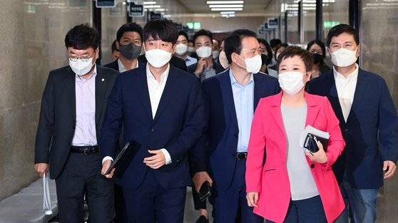 국민의힘 이준석(왼쪽에서 두 번째) 국민의힘 대표와 정미경(오른쪽에서 두 번째) 최고위원이 지난해 9월 서울 여의도 국회에서 열린 국민의힘 최고위원회의에 입장하고 있는 모습. 임현동 기자