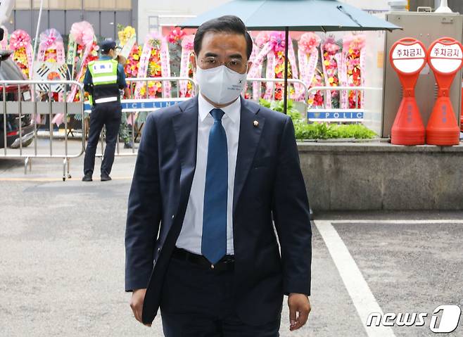 박홍근 더불어민주당 대표 직무대행이 6일 서울 여의도 더불어민주당 당사에서 열리는 시·도당위원장 간담회에 참석하기 위해 당사로 들어서고 있다. (공동취재) 2022.6.6/뉴스1 © News1 허경 기자
